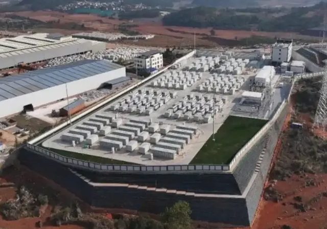 Estação de armazenamento de energia da China com sistemas híbridos de lítio e sódio.