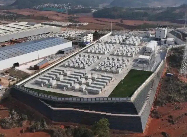 Estação de armazenamento de energia da China com sistemas híbridos de lítio e sódio.