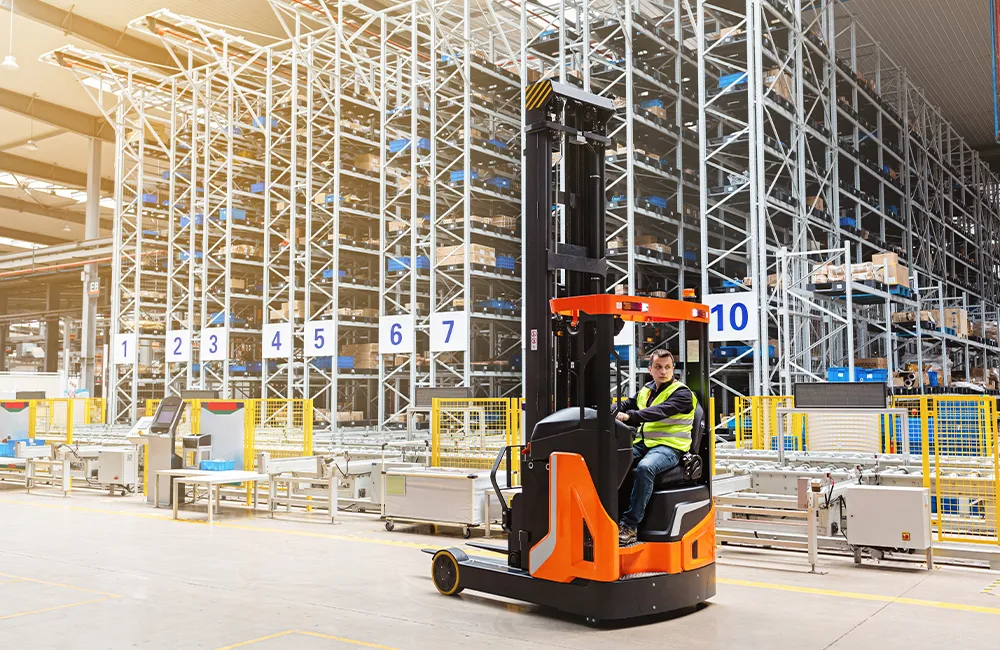 Empilhadeira elétrica operando em centro de distribuição logístico, representando o uso de bateria de lítio ou chumbo-ácido em operações industriais. Crédito: Алина Бузунова – Adobe Stock.