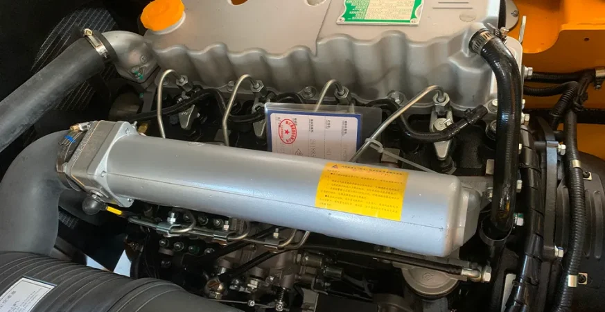 Motor de empilhadeira elétrica em destaque, com foco na manutenção preventiva para evitar desgaste prematuro