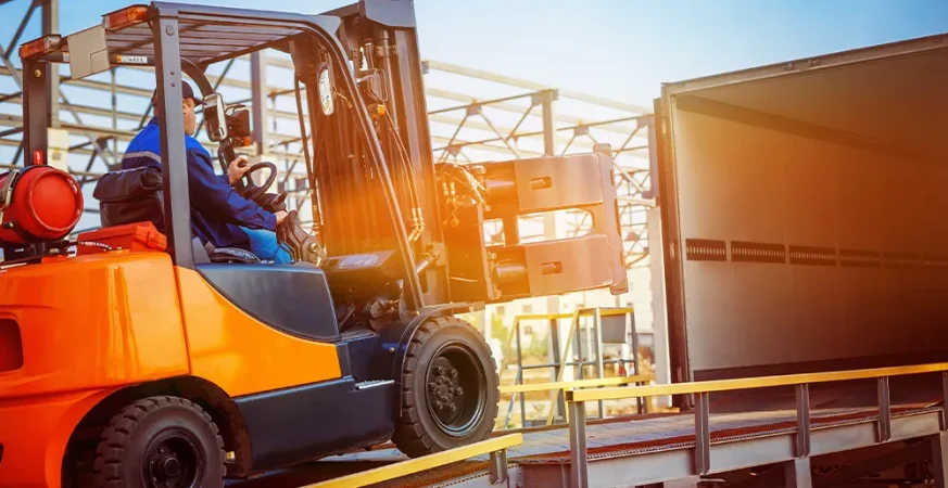 Empilhadeira a GLP operando em ambiente industrial, utilizada para movimentação e logística de cargas. Crédito: Mayatnikstudio – Adobe Stock.