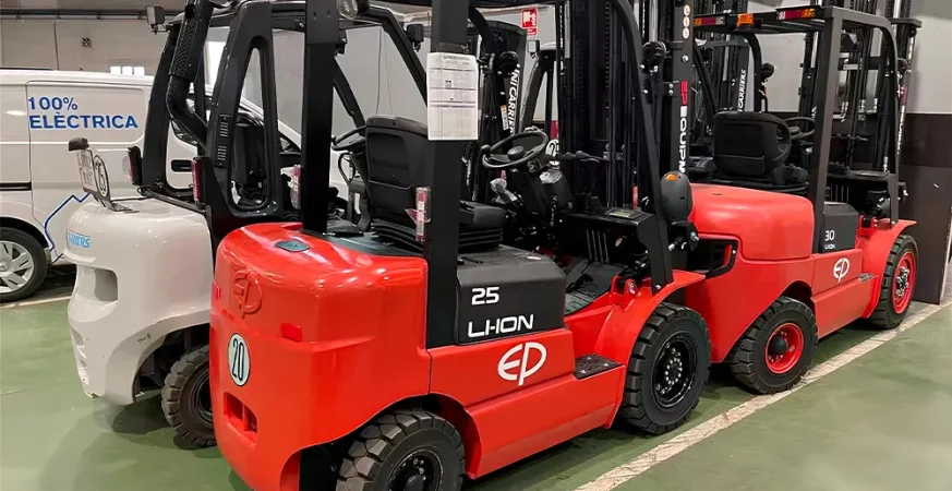 Empilhadeiras elétricas contrabalançadas da EP Equipment em ambiente industrial
