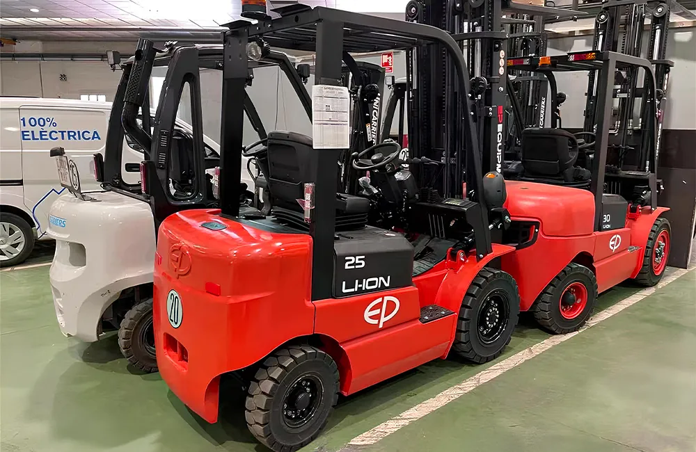Empilhadeiras elétricas contrabalançadas da EP Equipment em ambiente industrial
