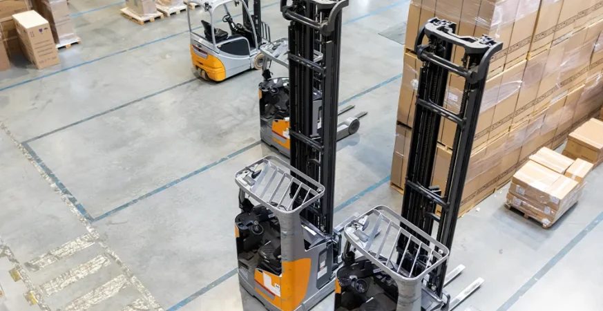 Empilhadeiras organizadas em pátio industrial, ilustrando gestão de frota no setor de locação