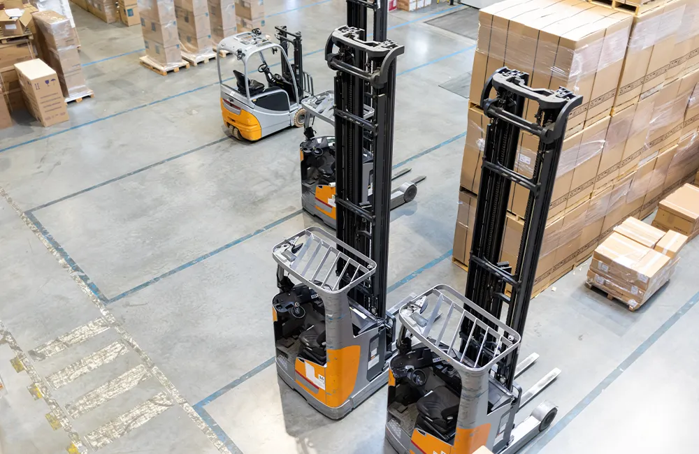 Empilhadeiras organizadas em pátio industrial, ilustrando gestão de frota no setor de locação