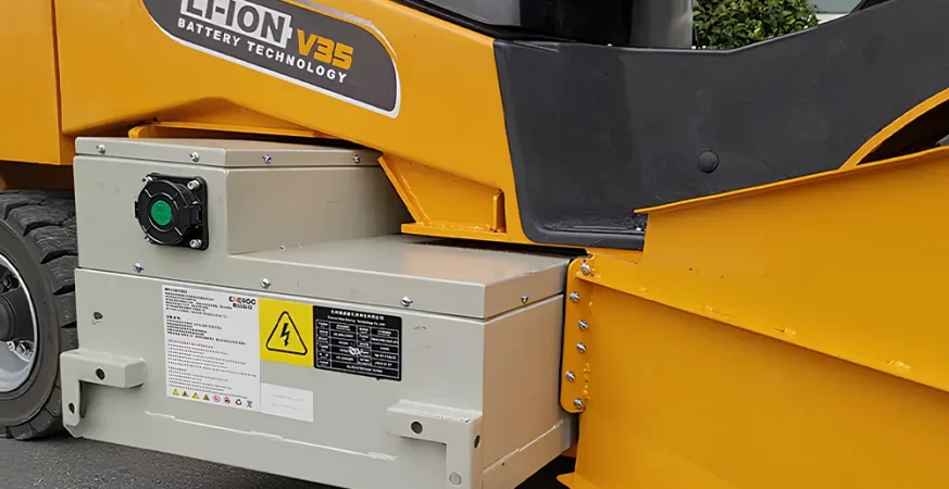 Bateria de lítio instalada em empilhadeira elétrica, destacando tecnologia e eficiência energética.