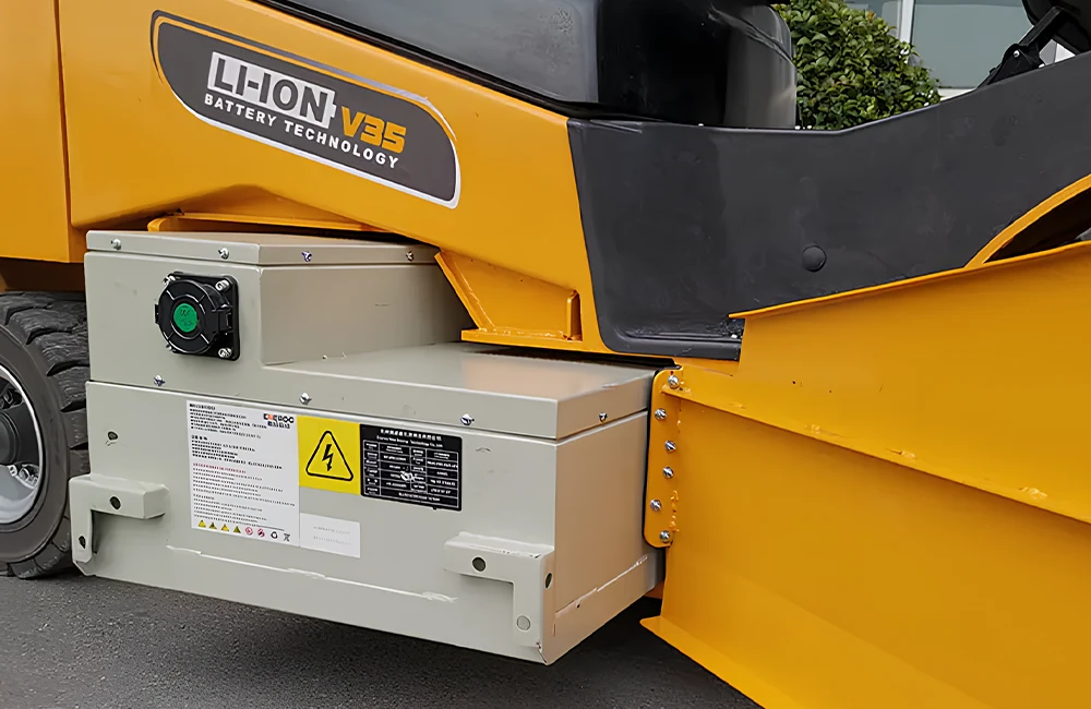Bateria de lítio instalada em empilhadeira elétrica, destacando tecnologia e eficiência energética.