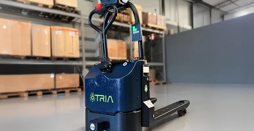 Empilhadeira autônoma da Tria em operação em ambiente industrial. Foto: Tria / Reprodução.