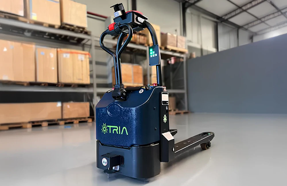Empilhadeira autônoma da Tria em operação em ambiente industrial. Foto: Tria / Reprodução.
