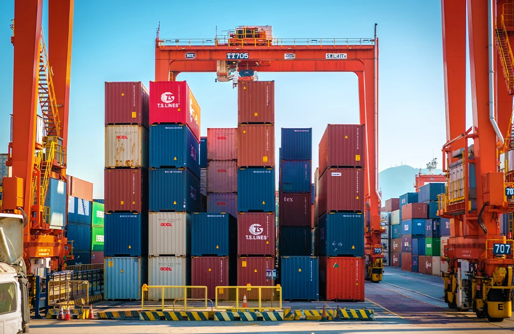 Contêineres no porto logístico da China, simbolizando o crescimento do setor impulsionado pela manufatura de alta tecnologia.