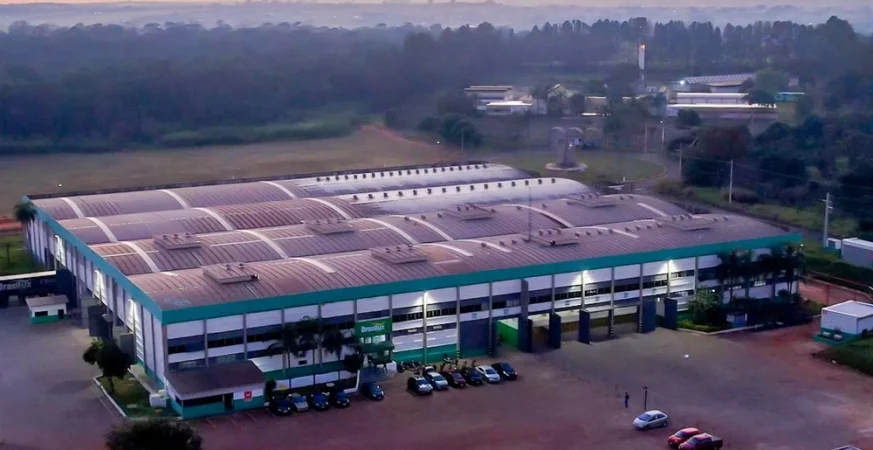 Vista aérea de um centro de distribuição da Brasilux em Araraquara ao amanhecer.