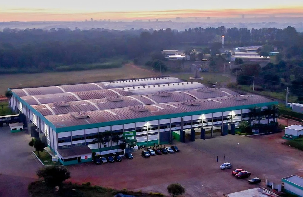 Vista aérea de um centro de distribuição da Brasilux em Araraquara ao amanhecer.