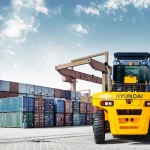 Empilhadeiras retráteis e trilaterais redefinem a logística vertical no Brasil