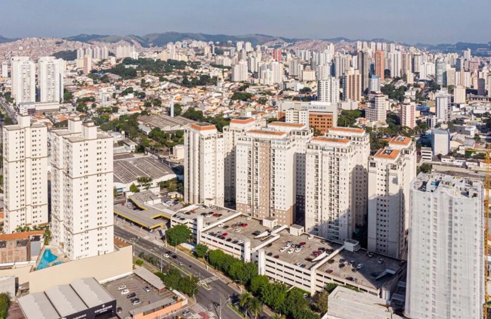 Vista aérea urbana de São Bernardo do Campo com prédios residenciais e áreas comerciais.