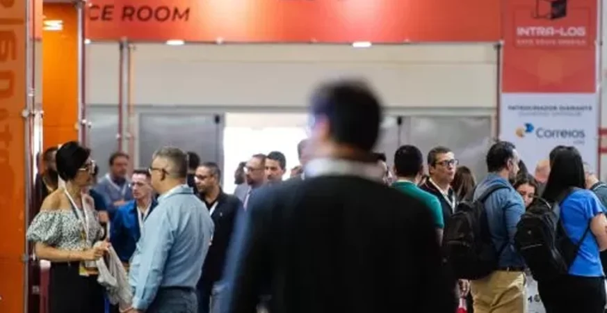 Público circulando na entrada da Intra-Log Expo durante evento do setor de logística e intralogística.