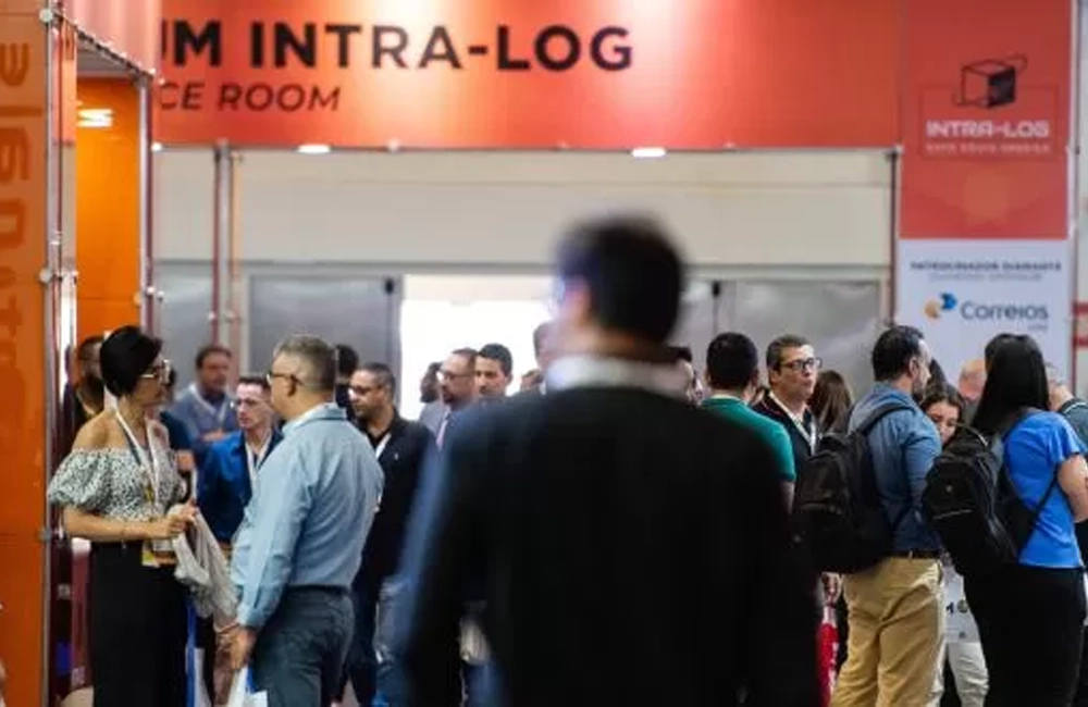 Público circulando na entrada da Intra-Log Expo durante evento do setor de logística e intralogística.