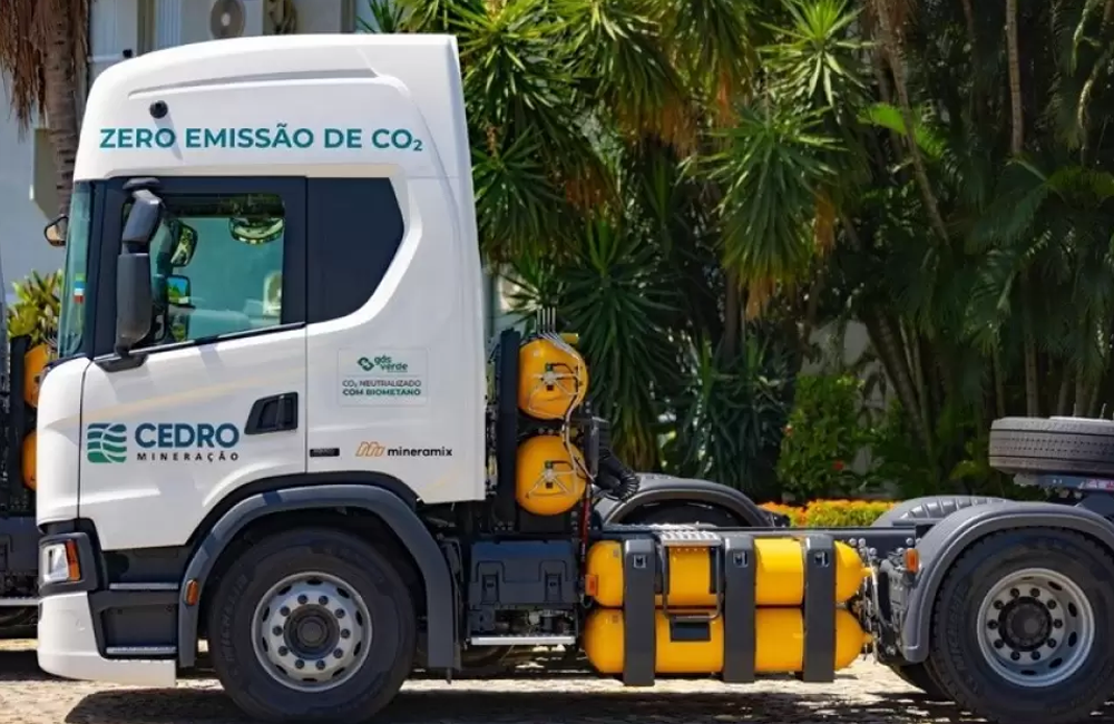 Caminhão de mineração da Cedro equipado para operação com biometano e sistema de emissões reduzidas.