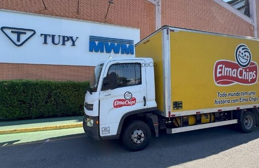Caminhão de distribuição da Elma Chips estacionado em frente a unidade industrial da Tupy e MWM.