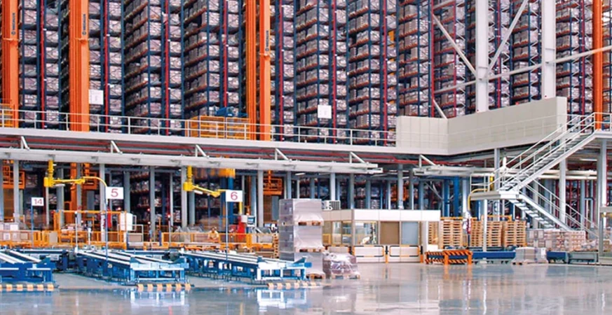 Armazém automatizado com estruturas de grande altura, transelevadores e sistemas de movimentação automática de pallets.