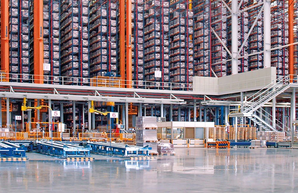 Armazém automatizado com estruturas de grande altura, transelevadores e sistemas de movimentação automática de pallets.