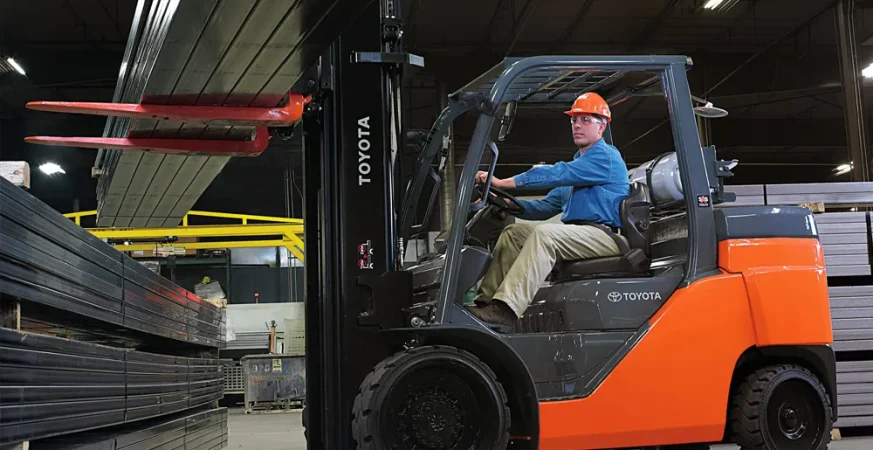 Empilhadeira operando em ambiente industrial, ilustrando a evolução tecnológica desses equipamentos no Brasil.