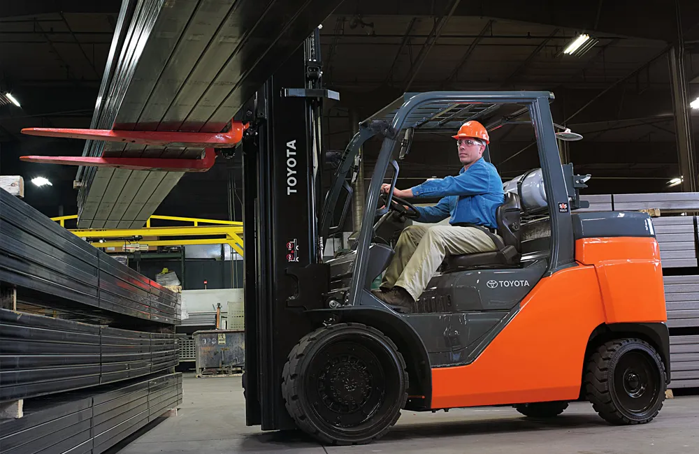 Empilhadeira operando em ambiente industrial, ilustrando a evolução tecnológica desses equipamentos no Brasil.