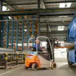 Vida útil das baterias de empilhadeiras: desgaste, temperatura e ROI