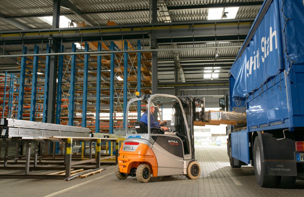 Empilhadeira elétrica com bateria de lítio operando em CD, ilustrando a gestão de ciclos para prolongar a vida útil.