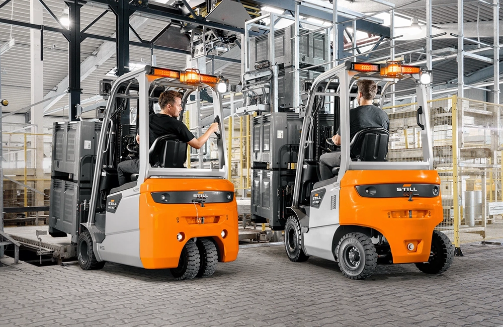 Empilhadeiras contrabalançadas operando em ambiente industrial com racks e paletes, ilustrando seu papel na movimentação de cargas.