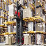 Por que Empilhadeiras Retráteis Sofrem com Piso Ruim: Tolerâncias, Mastros e Degradação