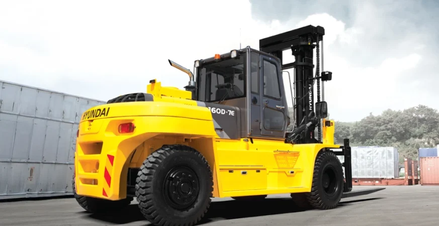 Empilhadeira Hyundai 160D operando em área industrial, destacando desempenho e confiabilidade no segmento pesado brasileiro.