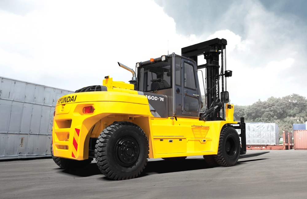 Empilhadeira Hyundai 160D operando em área industrial, destacando desempenho e confiabilidade no segmento pesado brasileiro.