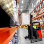 Empilhadeira contrabalançada: conceito, funcionamento e papel na logística industrial