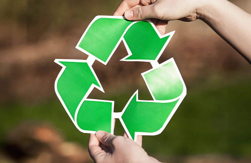 Símbolo de reciclagem representando sustentabilidade e logística reversa na cadeia logística.