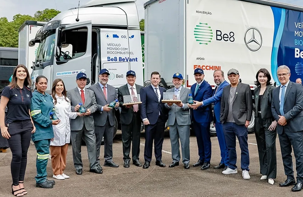 Equipe técnica e executivos em frente a caminhão Mercedes-Benz utilizado em testes com biodiesel B100 da Be8, durante ação voltada à sustentabilidade no transporte rodoviário.