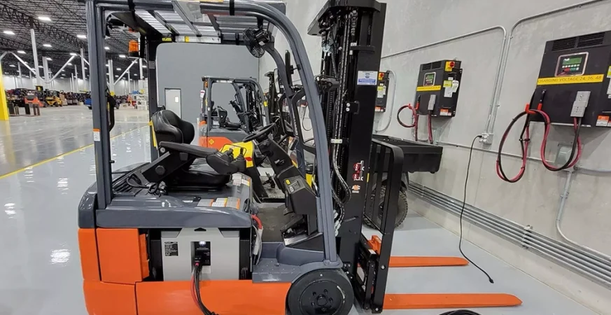 Empilhadeira elétrica de lítio em operação em centro de distribuição moderno