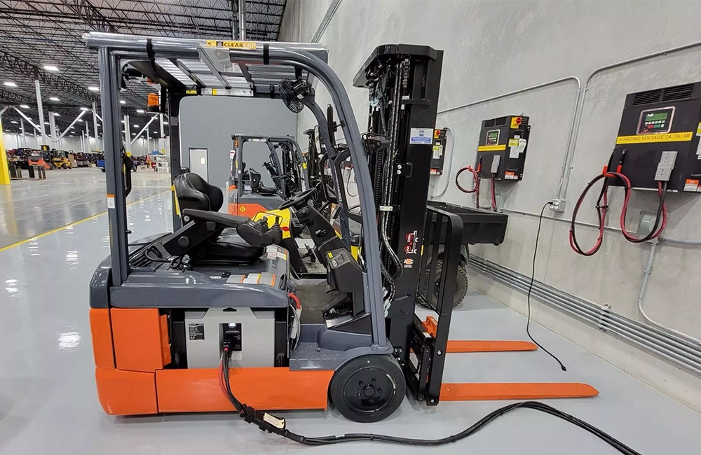 Empilhadeira elétrica de lítio em operação em centro de distribuição moderno