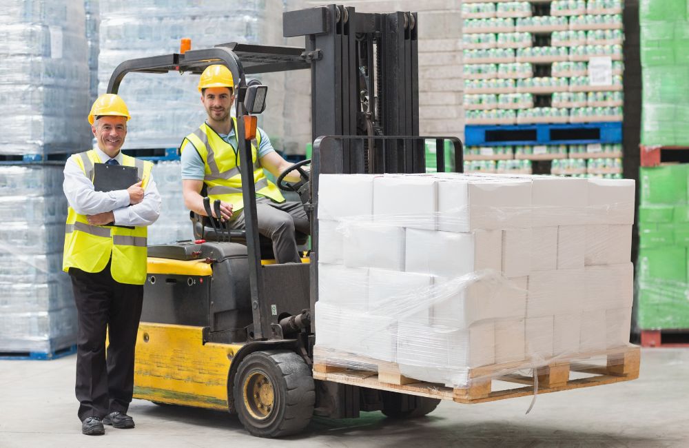 Copie e cole: Operador de empilhadeira e supervisor de segurança realizando checklist de conformidade com a norma NR-11 em centro de distribuição.