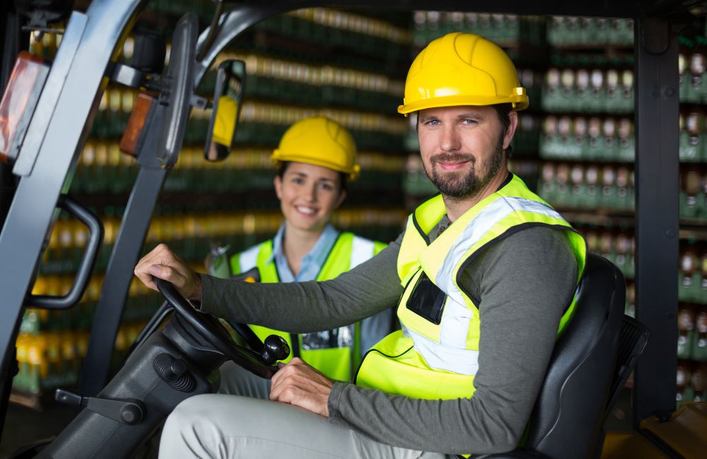 Copie e cole: Operador de empilhadeira em equipamento com sistemas de segurança ativos, ilustrando a conformidade com a NR-12 na intralogística.