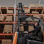 Empilhadeira retrátil: o equipamento-chave da verticalização moderna