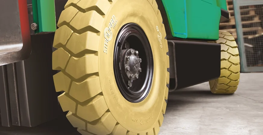 Pneu sólido industrial para empilhadeira Hyundai, com banda de rodagem larga, ideal para piso interno em operações logísticas no Brasil.