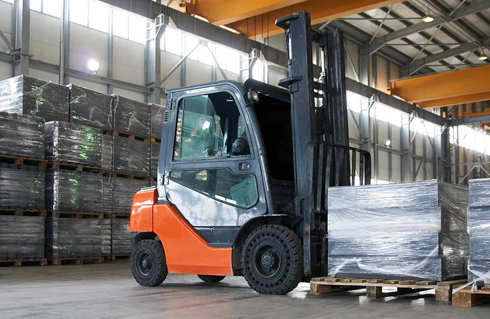 Empilhadeira elétrica operando em armazém logístico, ilustrando análise de ROI no rental e comparação de custos na intralogística brasileira.