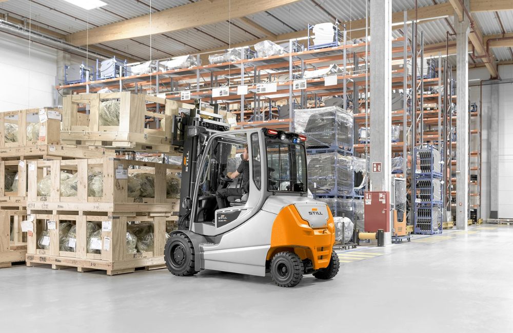 Empilhadeira elétrica operando em centro de distribuição, ilustrando o impacto da temperatura na vida útil das baterias industriais.