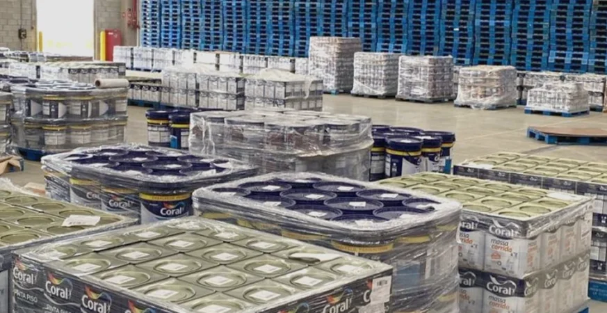 Operação de armazenagem de tintas Coral no novo Centro de Distribuição da AkzoNobel em Betim, Minas Gerais.