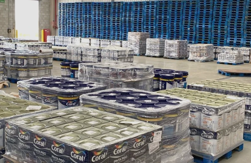 Operação de armazenagem de tintas Coral no novo Centro de Distribuição da AkzoNobel em Betim, Minas Gerais.