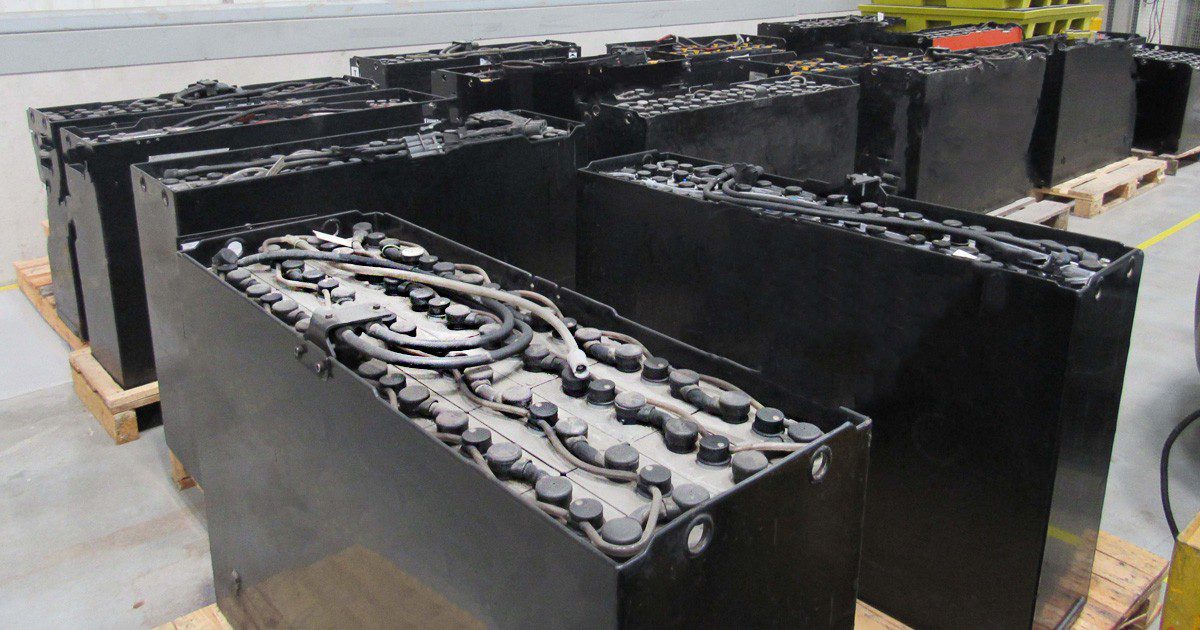 Baterias industriais de chumbo-ácido prontas para descarte ou manutenção, representando a inviabilidade operacional em logísticas.