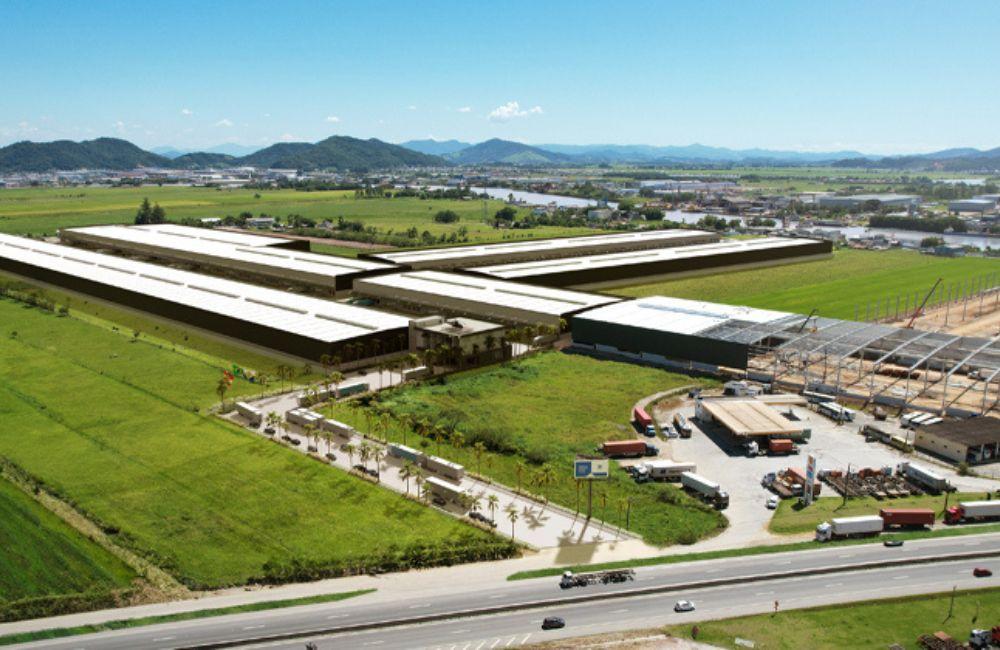Vista aérea do complexo logístico Ciaway 470 em Navegantes, Santa Catarina, com galpões industriais e área externa pavimentada, ao fundo da BR-470.