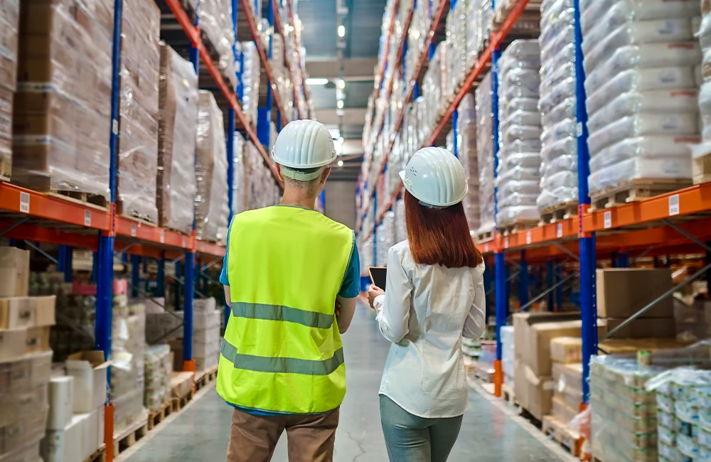 Operação de centro de distribuição com gargalos fiscais na logística durante o pico de fim de ano.