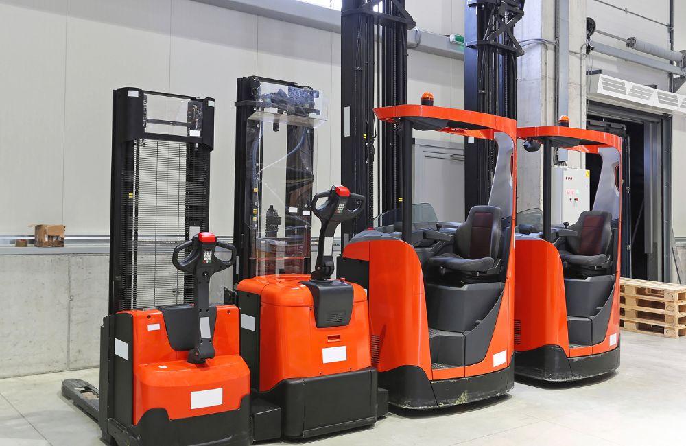 Grupo de empilhadeiras elétricas novas e vermelhas em um armazém, prontas para uso. Ilustração do artigo sobre a decisão de alugar ou comprar empilhadeiras.