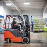 Locação ou Compra de Empilhadeiras: O Guia Financeiro para a Decisão Logística